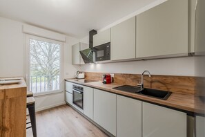 Een koelkast, een microgolfoven, een oven, een vaatwasser