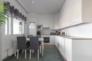 Comfort-Apartment, Stadtblick | Eigene KĂŒche | GroĂer KĂŒhlschrank, Mikrowelle, Ofen, Herdplatte