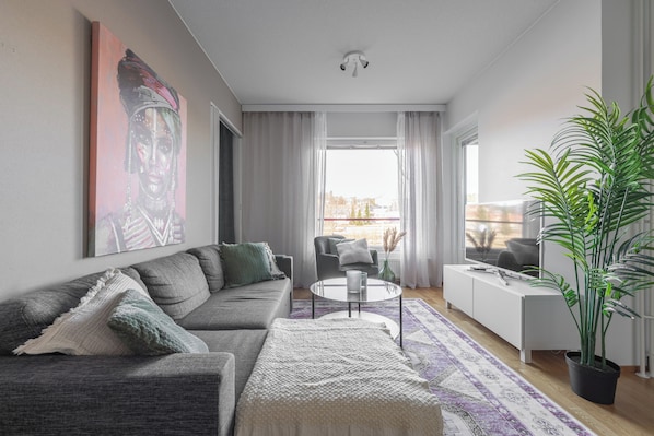 Comfort appartement, uitzicht op de stad | Woonruimte | Een 50-inch smart-tv met digitale zenders