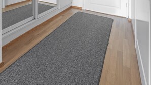 A hallway with a grey carpet, wooden flooring, white walls, and a white door. - Homelike 1BR Apt. with Sauna & Parking (Kuopio)