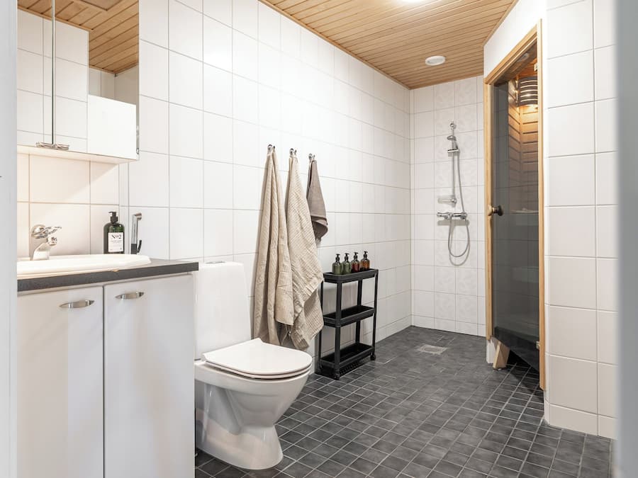 Comfort Apartment, City View | Bathroom | Shower, hair dryer, towels, soap