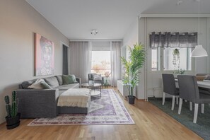 Comfort appartement, uitzicht op de stad | Woonruimte | Een 50-inch smart-tv met digitale zenders