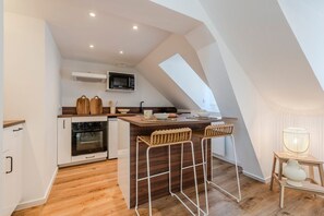 Fridge, microwave, oven, coffee/tea maker