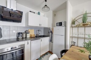 Een koelkast, een microgolfoven, een oven, een vaatwasser