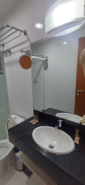 Asciugacapelli, asciugamani, sapone, carta igienica