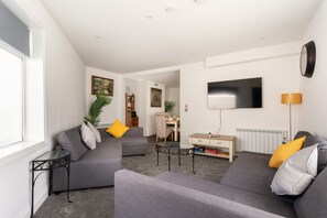Tv, ett bordtennisbord och böcker