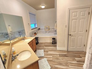 Een douche, een haardroger, handdoeken, zeep