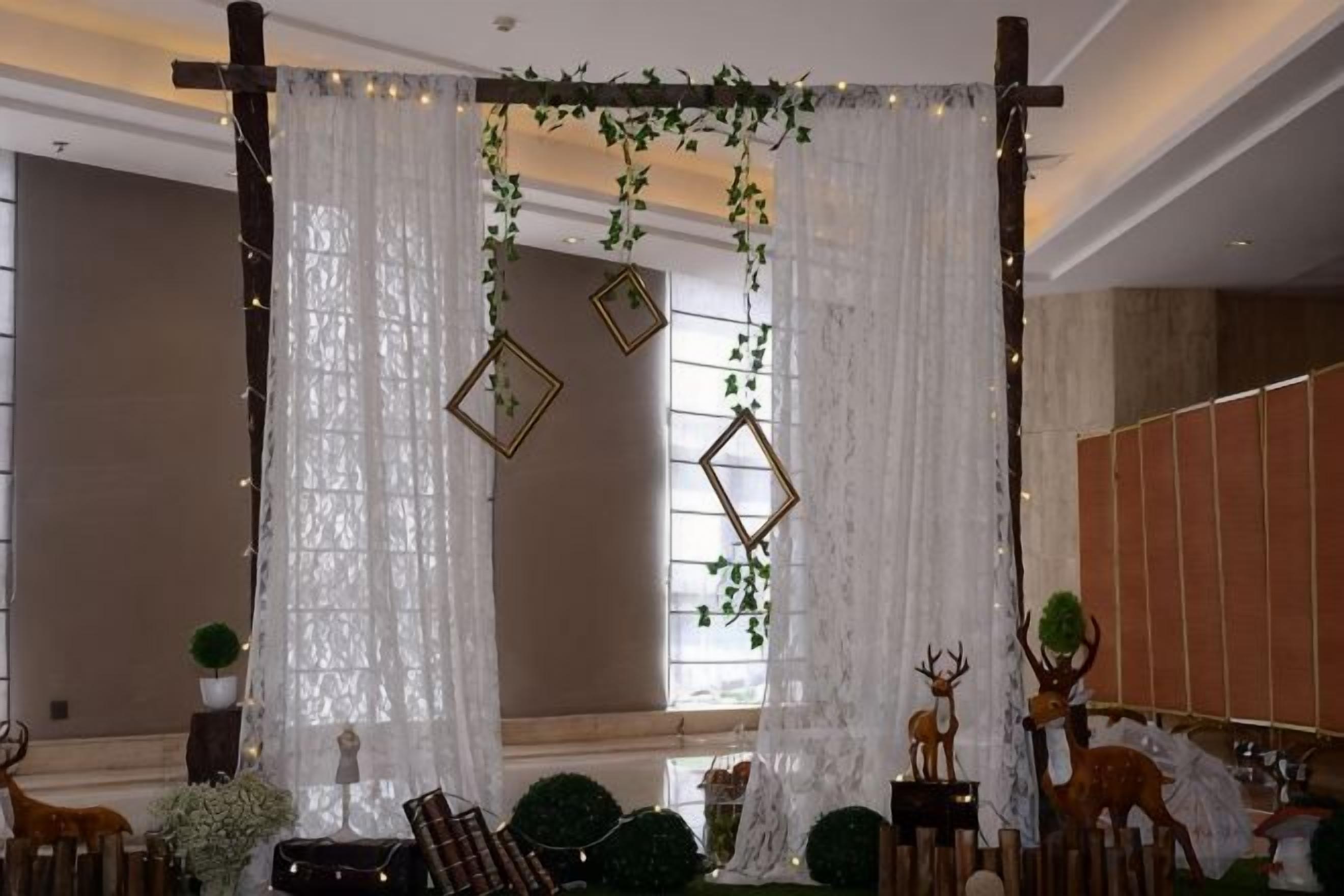 A room with a decorative partition, a wooden bench, and a deer statue.