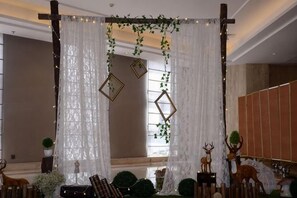 A room with a decorative partition, a wooden bench, and a deer statue. - Xi'an Zhongxing Hetai Hotel (Xi'an)