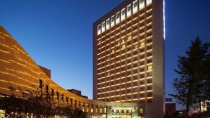A modern hotel with a grid of windows, a flat roof, and a well-lit facade. - Xi'an Zhongxing Hetai Hotel (Xi'an)