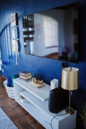 Interior - Vibrant Byrd House for the whole family to enjoy! (Yukon)