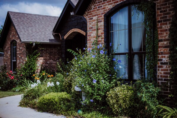 Exterior detail - Vibrant Byrd House for the whole family to enjoy! (Yukon)