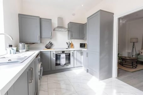 Fridge, microwave, oven, stovetop. The Great Ayton Hideaway