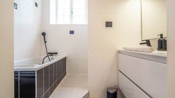 SĂšche-cheveux, serviettes fournies, savon, papier toilette