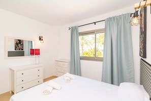 4 bedrooms, iron/ironing board, free WiFi, bed sheets