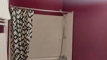 Sèche-cheveux, serviettes fournies, papier toilette