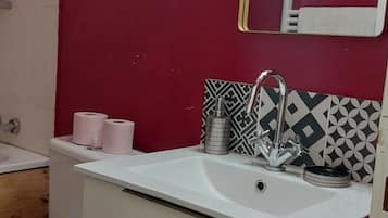Secador de pelo, toallas, papel higiénico