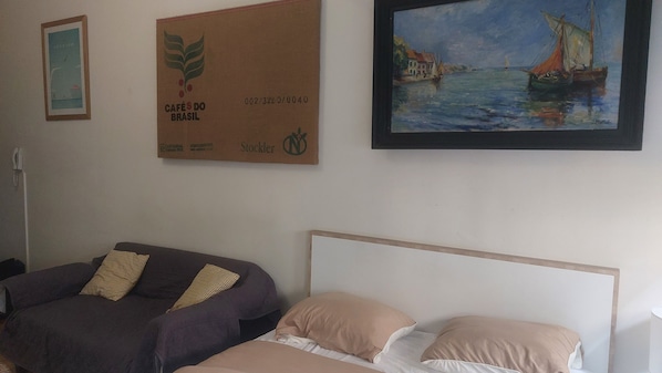 1 bedroom, bed sheets - The budget studio. (Limoges)
