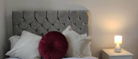 Habitació triple familiar, bany compartit, vistes a la ciutat | Planxa i posts de planxar i wifi gratuïta