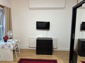 Familien-Dreibettzimmer, Gemeinschaftsbad, Stadtblick | Bügeleisen/Bügelbrett, kostenloses WLAN