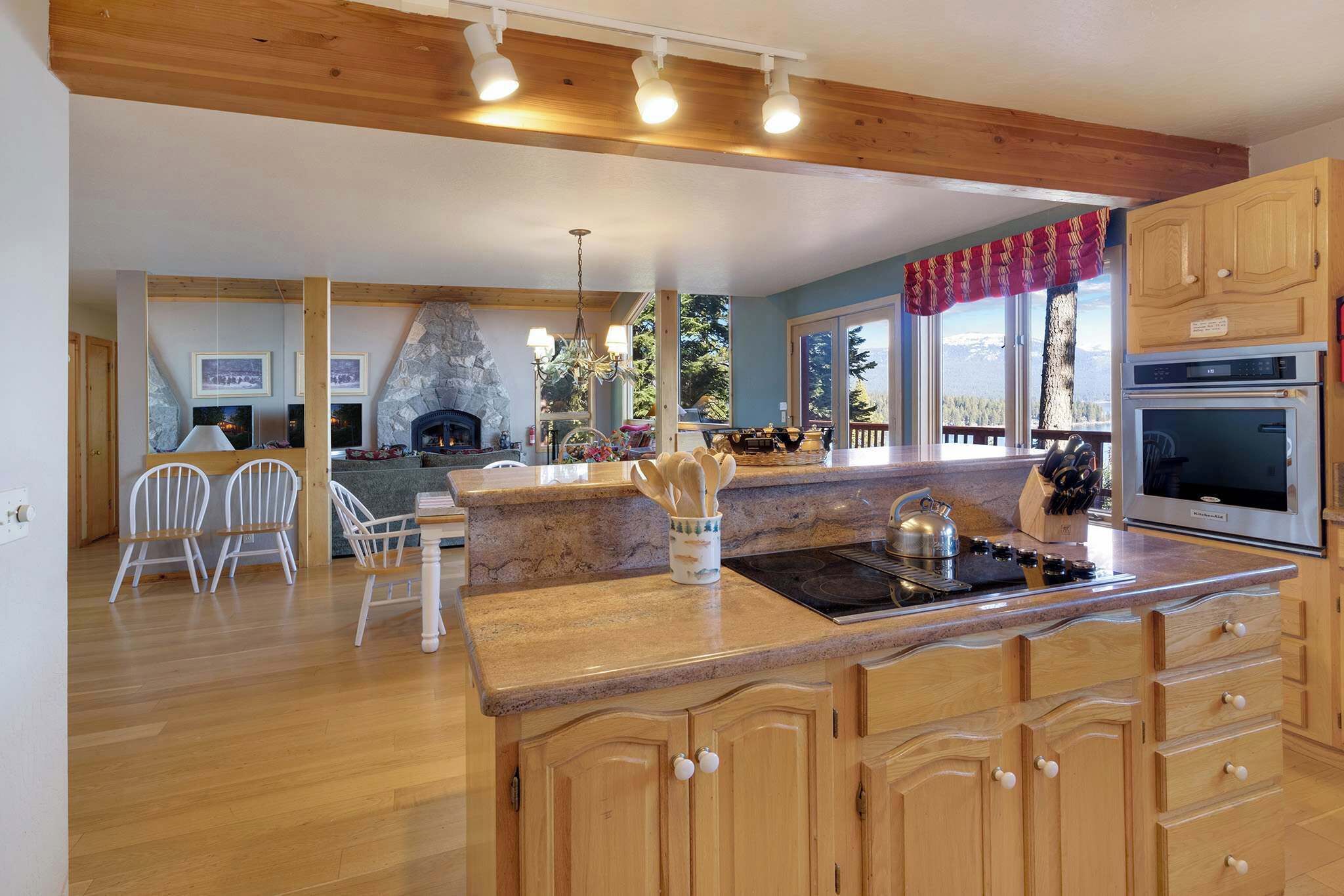 House, Multiple Beds, Hot Tub, Mountain View (Lakeview Hideaway) | Private kitchen