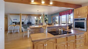 House, Multiple Beds, Hot Tub, Mountain View (Lakeview Hideaway) | Private kitchen | Fridge, microwave, oven, stovetop