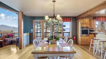 House, Multiple Beds, Hot Tub, Mountain View (Lakeview Hideaway) | Dining