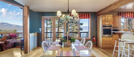 บ้านพัก, หลายเตียง, อ่างน้ำร้อน, วิวภูเขา (Lakeview Hideaway) | ร้านอาหาร