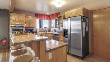 House, Multiple Beds, Hot Tub, Mountain View (Lakeview Hideaway) | Private kitchen | Fridge, microwave, oven, stovetop