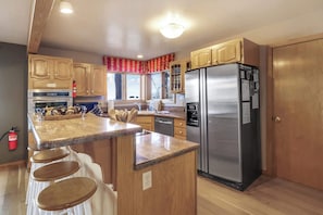 House, Multiple Beds, Hot Tub, Mountain View (Lakeview Hideaway) | Private kitchen