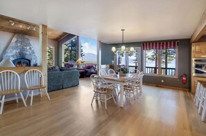 Talo, useita sänkyjä, poreamme, vuoristonäköala (Lakeview Hideaway) | Oleskelualue | 42–tuumainen taulutelevisio, jossa digitaalikanavat