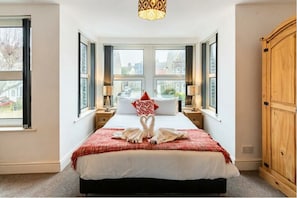 6 bedrooms, iron/ironing board, travel cot, WiFi - Sea-Esta – A Stylish Coastal Retreat in the Heart of Weymouth (Weymouth)