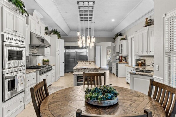 Fridge, microwave, oven, stovetop - Spacious 4-bedroom pool house minutes from Suwannee River and natural springs! (Trenton)