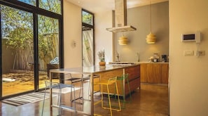 Micro-ondes, four, plaque de cuisson