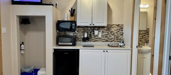 Cozy cabin with WiFi and AC in charming Valemount. Cabin 1