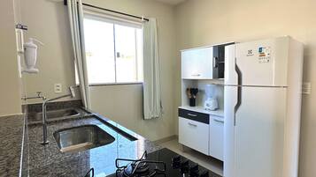 Apartamento econômico | Cozinha privada | Torradeira, mesas de jantar