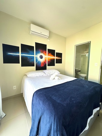 1 habitación, cortinas blackout y tabla de planchar con plancha