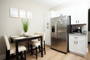Dining - Ybor City King Beds Free Private Parking 2 miles to Downtown Tampa (Tampa)
