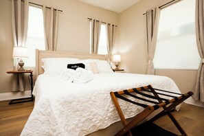 2 bedrooms, desk, iron/ironing board, travel cot - Ybor City King Beds Free Private Parking 2 miles to Downtown Tampa (Tampa)