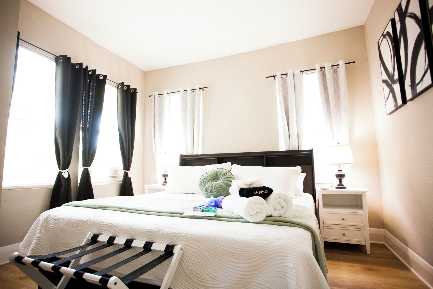 2 habitaciones, escritorio y tabla de planchar con plancha 