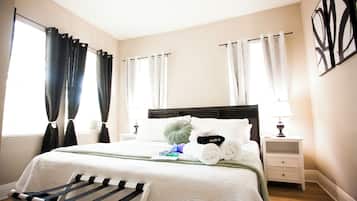 2 habitaciones, escritorio y tabla de planchar con plancha