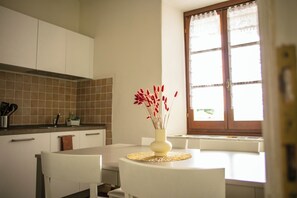 Jääkaappi, uuni, liesi, astianpesukone