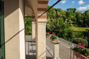 Property grounds - The house of the arches (Bagnone)