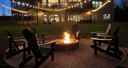 Riverfront Chalet on 5 acres~GameRoom~Spa~Gym~Firepit~Theater~2min to CrystalMtn