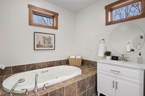 Regadera, tina de hidromasaje, secadora de cabello, toallas 