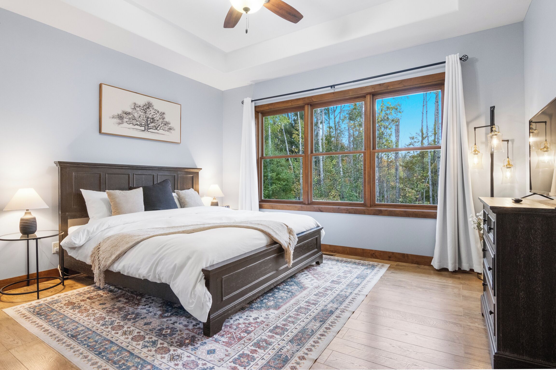 4 bedrooms, desk, iron/ironing board, travel cot