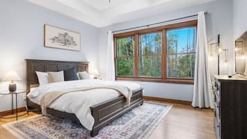 4 bedrooms, desk, iron/ironing board, travel cot