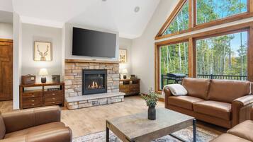 壁爐、電子遊戲、足球機、音響