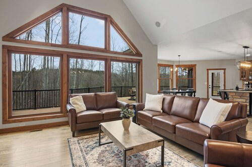 Riverfront Chalet on 5 acres~GameRoom~Spa~Gym~Firepit~Theater~2min to CrystalMtn