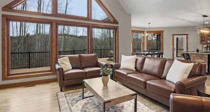 Riverfront Chalet on 5 acres~GameRoom~Spa~Gym~Firepit~Theater~2min to CrystalMtn